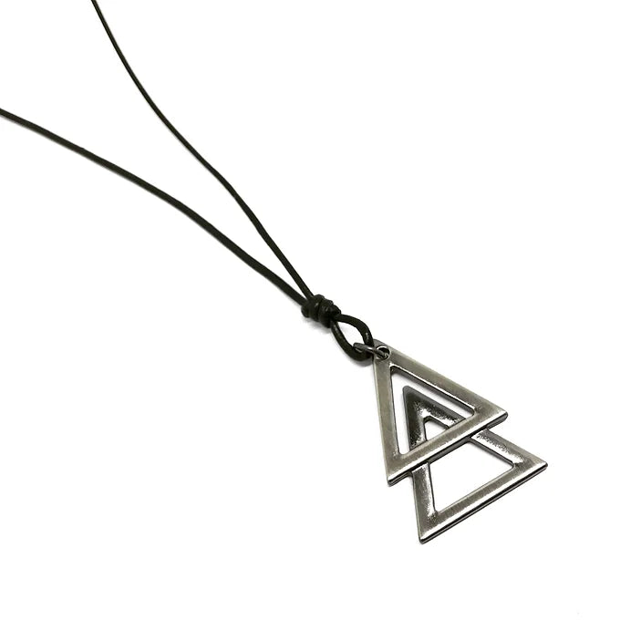 COLAR TRÊS TRIÂNGULOS (COURO OU CORRENTE)