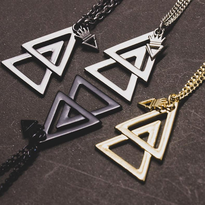 COLAR TRÊS TRIÂNGULOS (COURO OU CORRENTE)