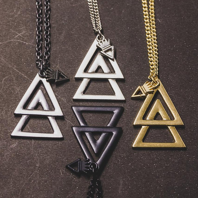 COLAR TRÊS TRIÂNGULOS (COURO OU CORRENTE)