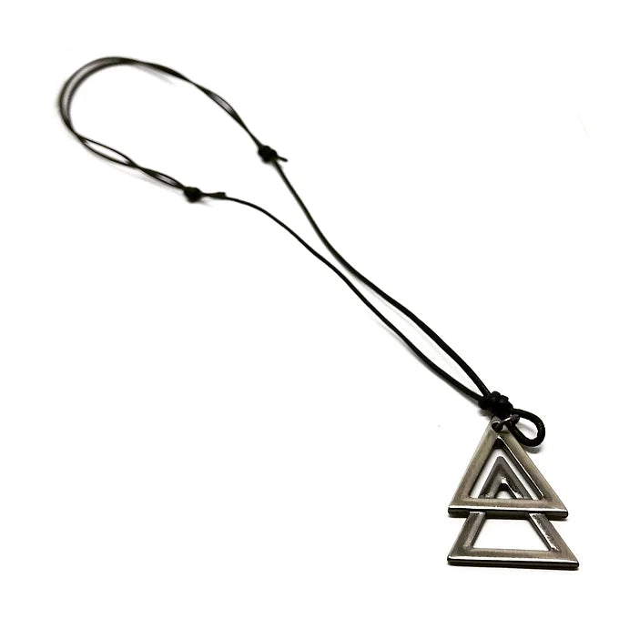 COLAR TRÊS TRIÂNGULOS (COURO OU CORRENTE)